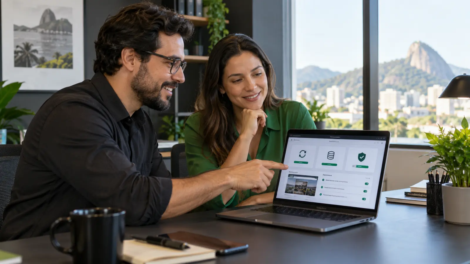 Profissional e cliente acompanhando atualizações e manutenção de um site WordPress
