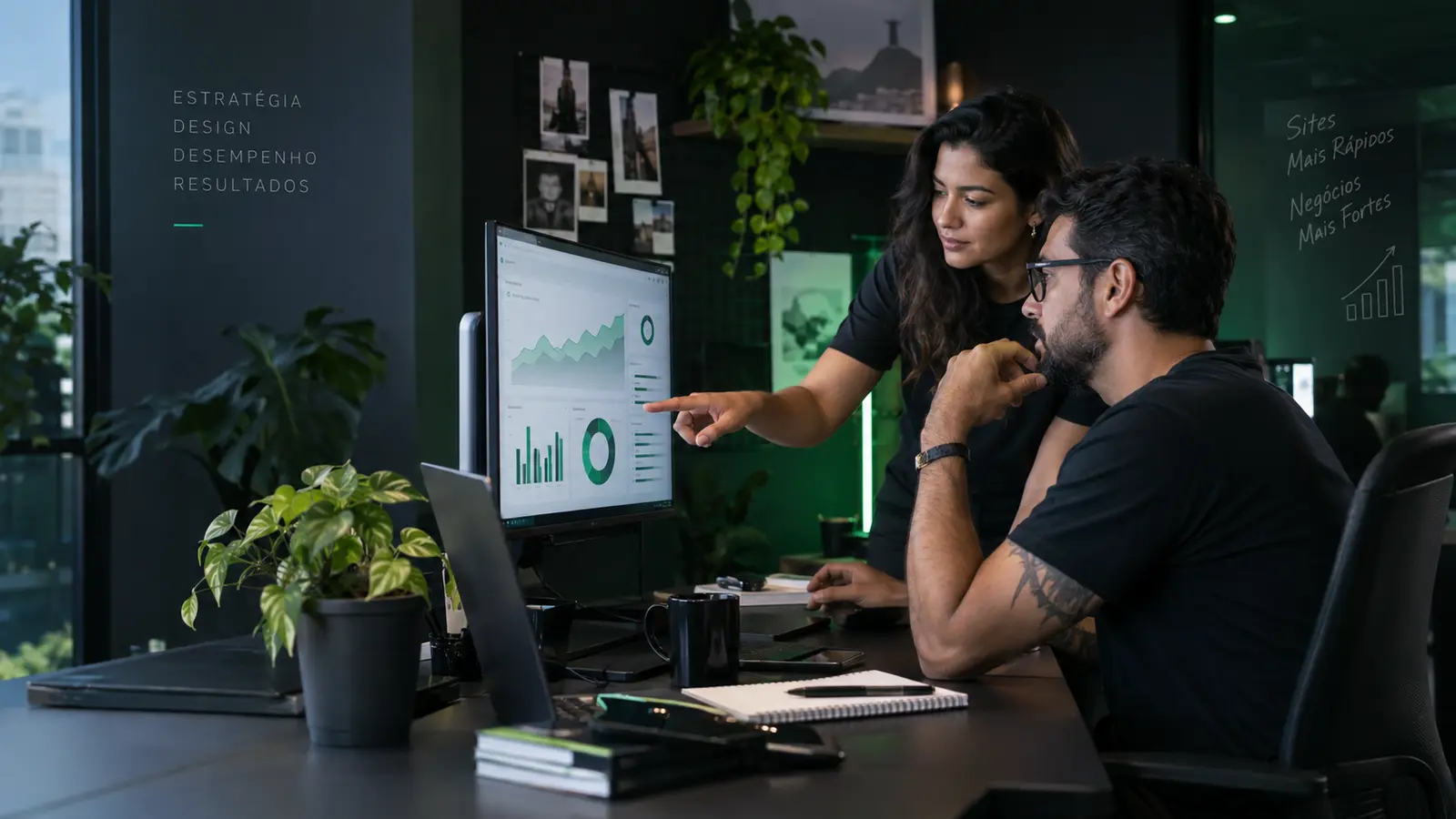Profissionais analisando a velocidade do site e os resultados de SEO